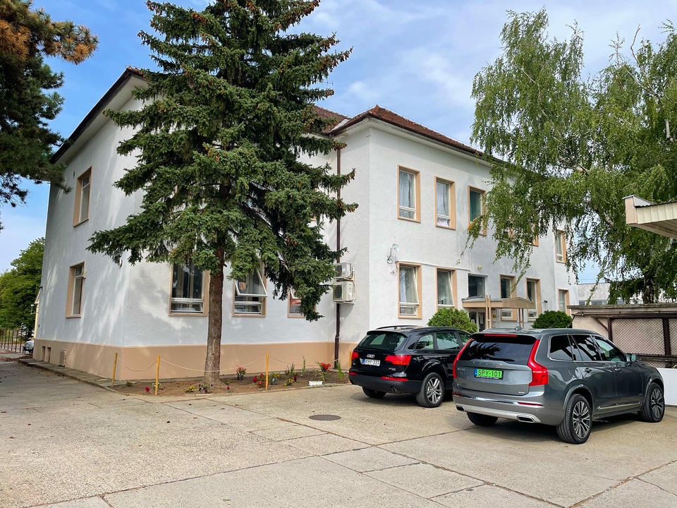 Szállásépület udvarral és parkolóhelyekkel – GLOBEFOX szállások